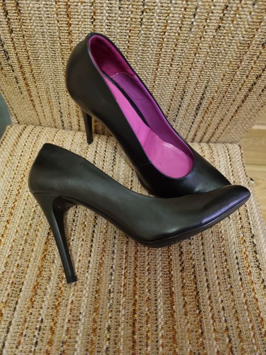 Продавам дамски официални обувки