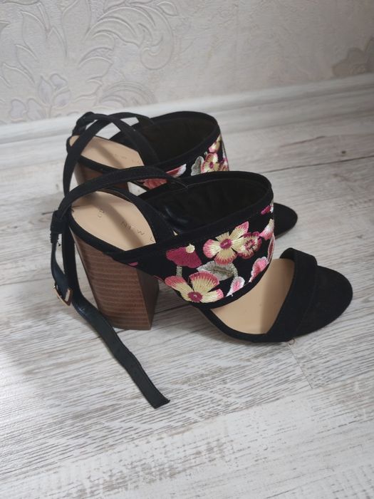 Sandale negre elegante, piele și motive florale țesute