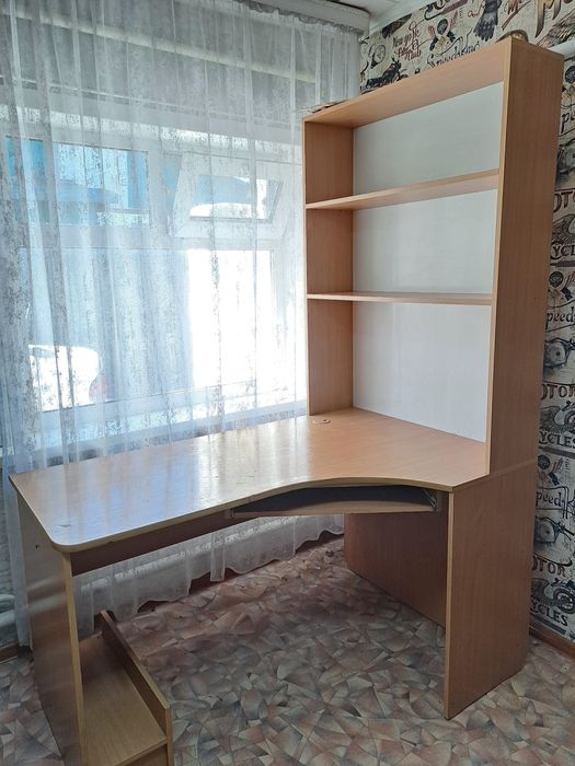 Школьный,компьютерный стол