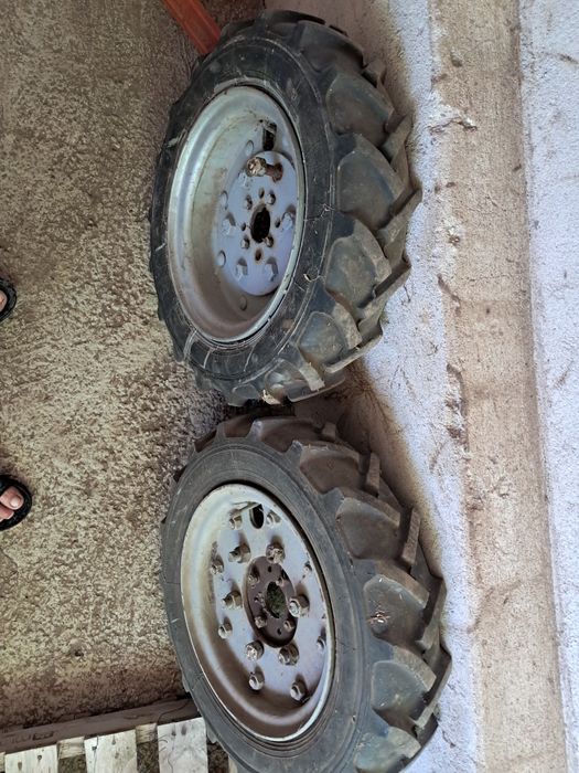2 броя гуми за трактор