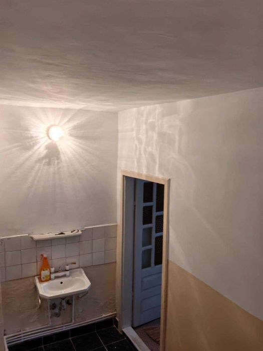 Garsoniera in Onesti, zona de jos, situata la parter .