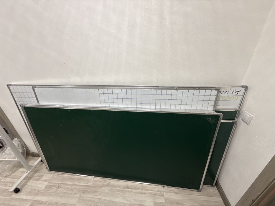 Маркерный доска и екінші жағын бормен жазуға болады