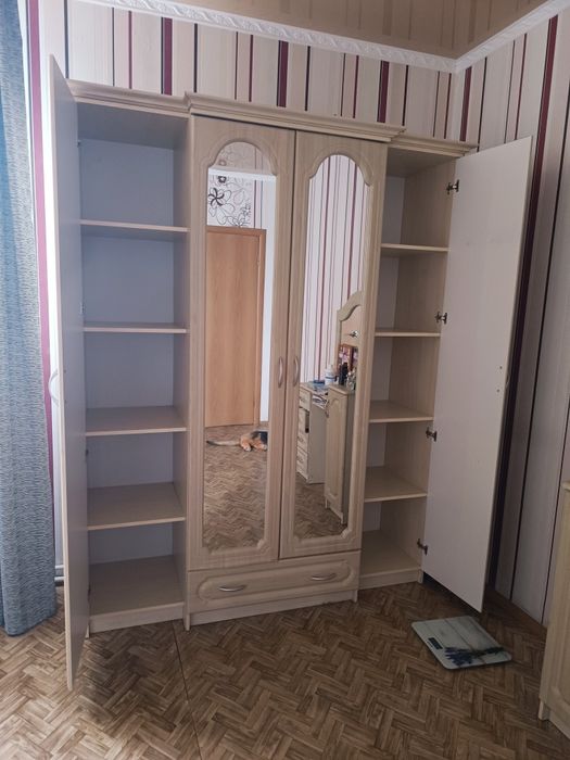 Шкаф и столик продам срочно