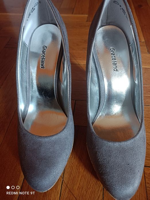 Обувки чисто нови