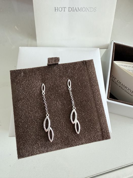 Серебрянные сережки с маленькими бриллиантами от Hot dismonds