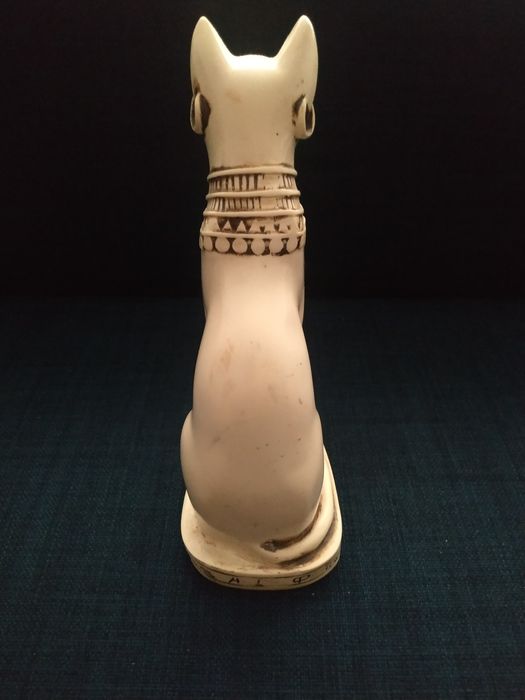 Статуэтка кошки древнего Египта
