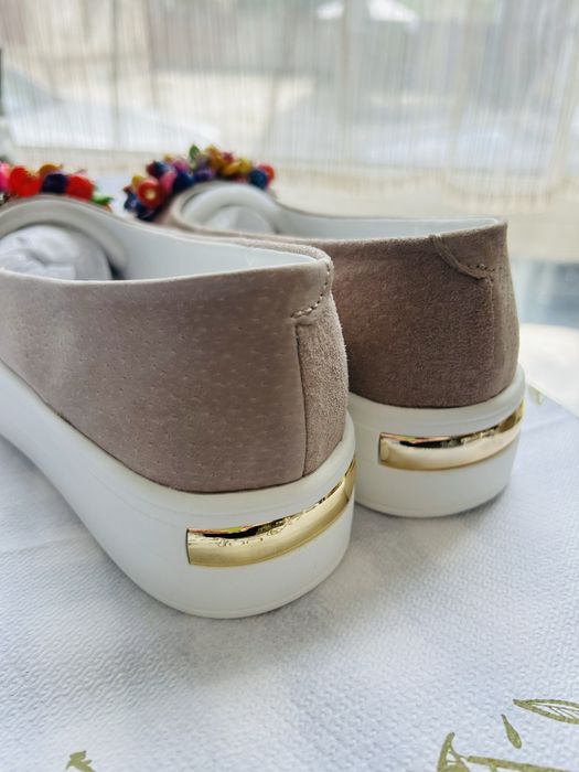 Дамски обувки с цветни мъниста