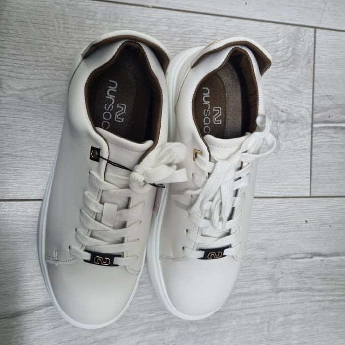 Новый кроссовка.