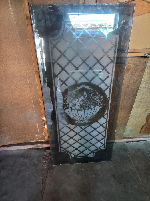 Стекло на двери..