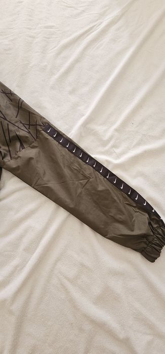 Чисто нова ветровка Nike pro, тъмно зелена
