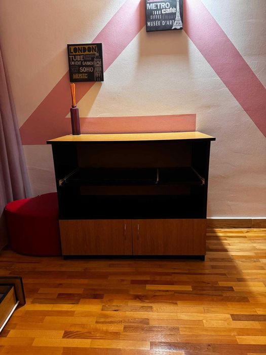 Comoda TV, stare buna, o polita extensibila si doua rafturi