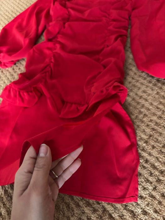 Нова червена рокля.