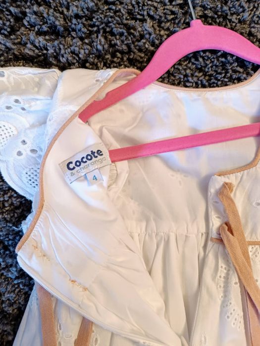 Rochiță pentru fetițe foarte elegantă și frumoasă.