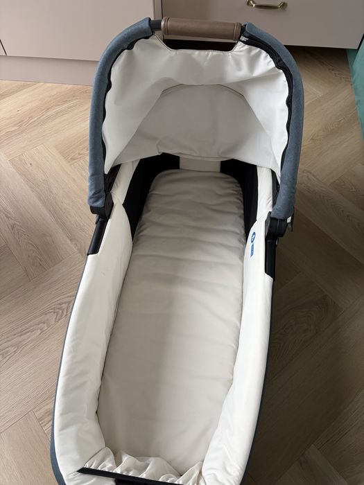 Cărucior 3 în 1 Joie Aeria Tour Chrome DLX + Leagan electric rotativ 360⁰ cu melodii, sunete și inclinare reglabila Carrello