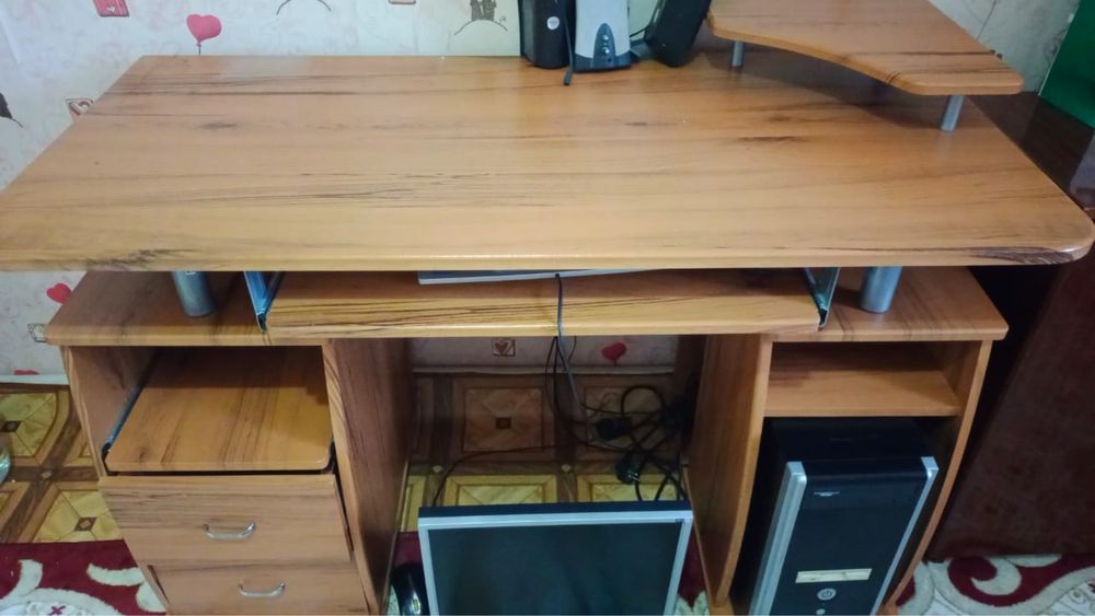 Продам компьютерный стол