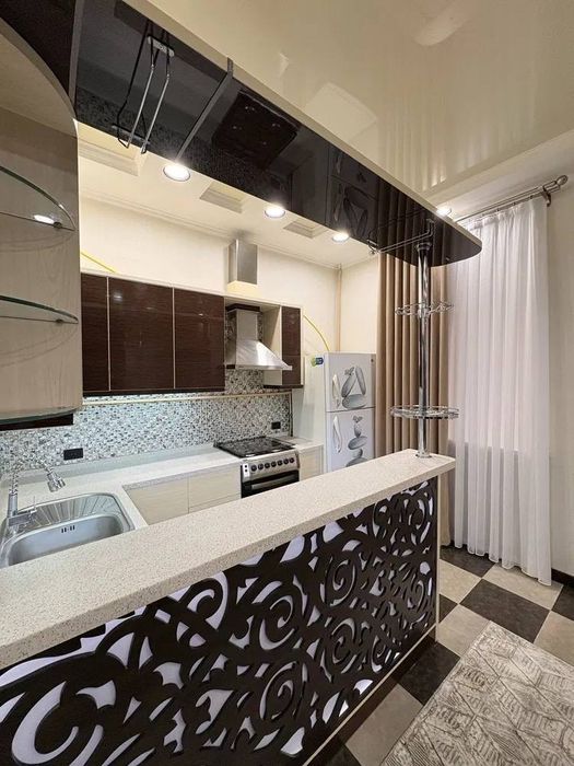 Лабзак. 10школа.  2комнатная. Высокопотолочка.  60м2