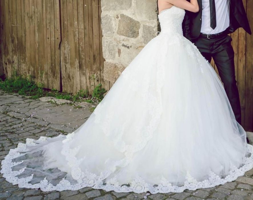 Продава се булченска рокля. Без забележки + було и букет.