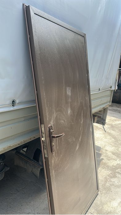 Продам новую железную дверь.