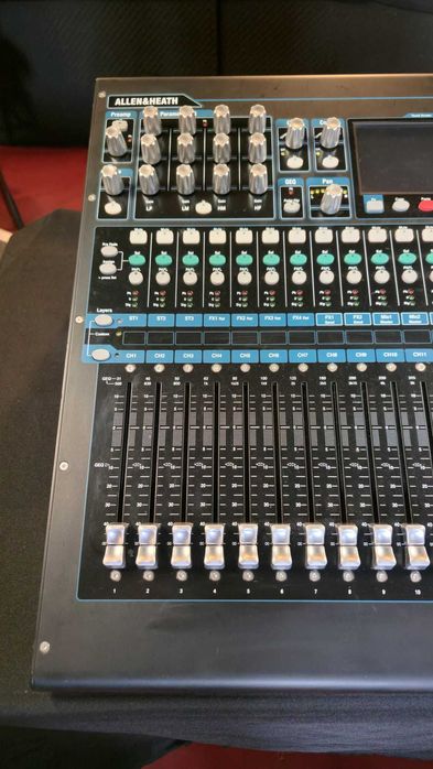 Mixer digital profesional QU-16 (24ins - 12outs) + case