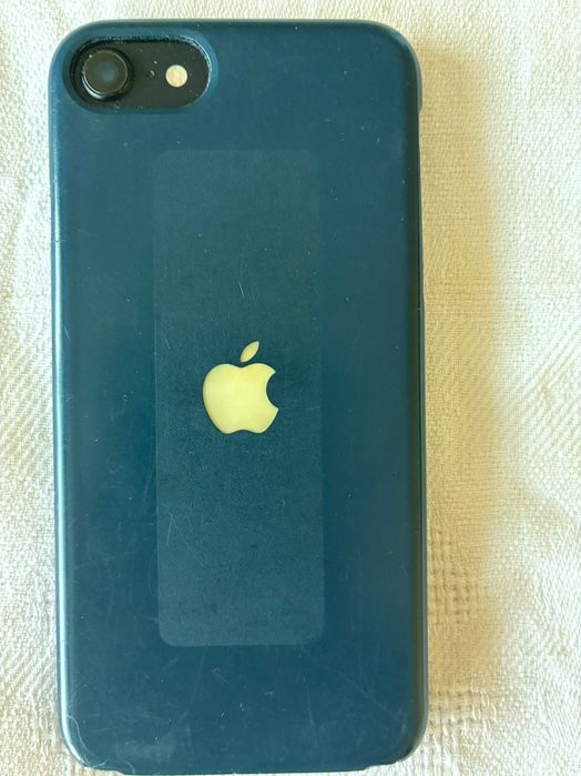 Продавам iPhone SE 2020