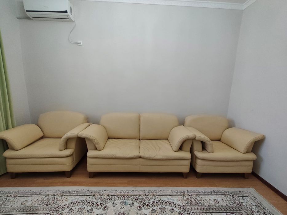 Кожаный мягкий диван и кресло
