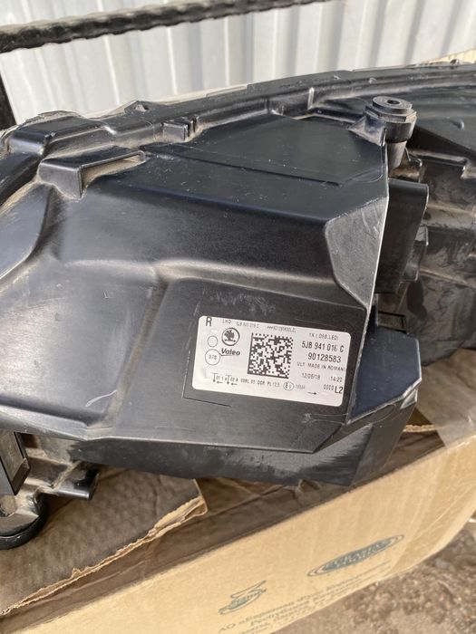 Продам левую фару Skoda rapid