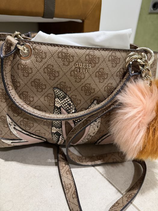 Кафява чанта Guess