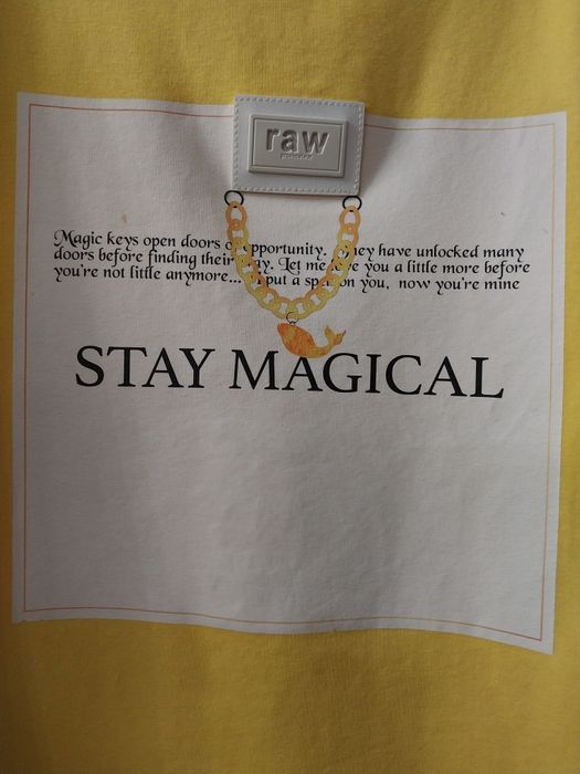 Женская футболка приятно жёлтого цвета