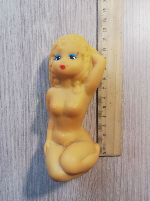 Игрушка резиновая девушка