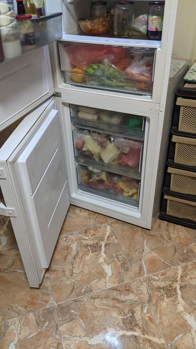 Продавам хладилник с фризер Gorenje