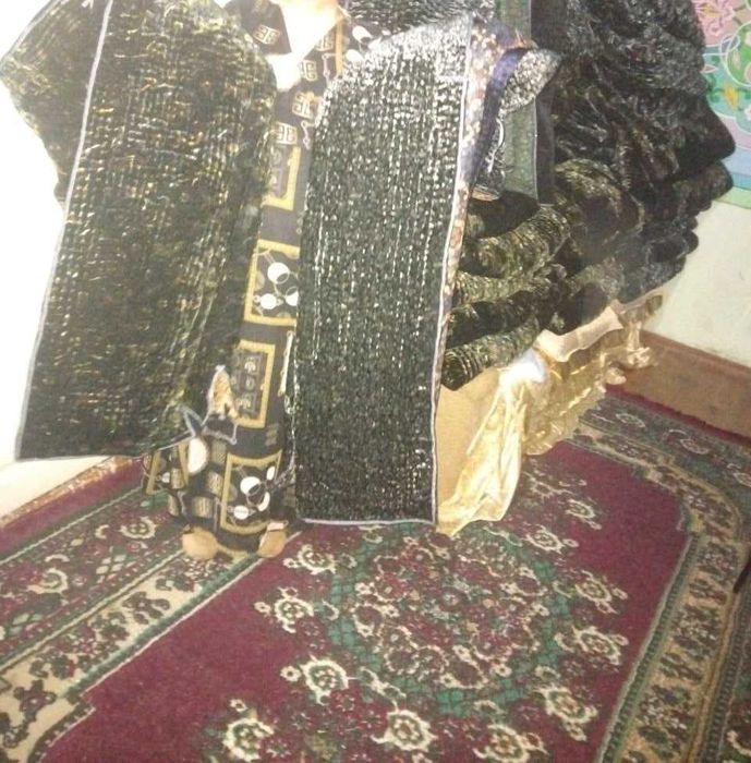 Sifatli va bejirim milliy to'nlar (choponlar) sotiladi