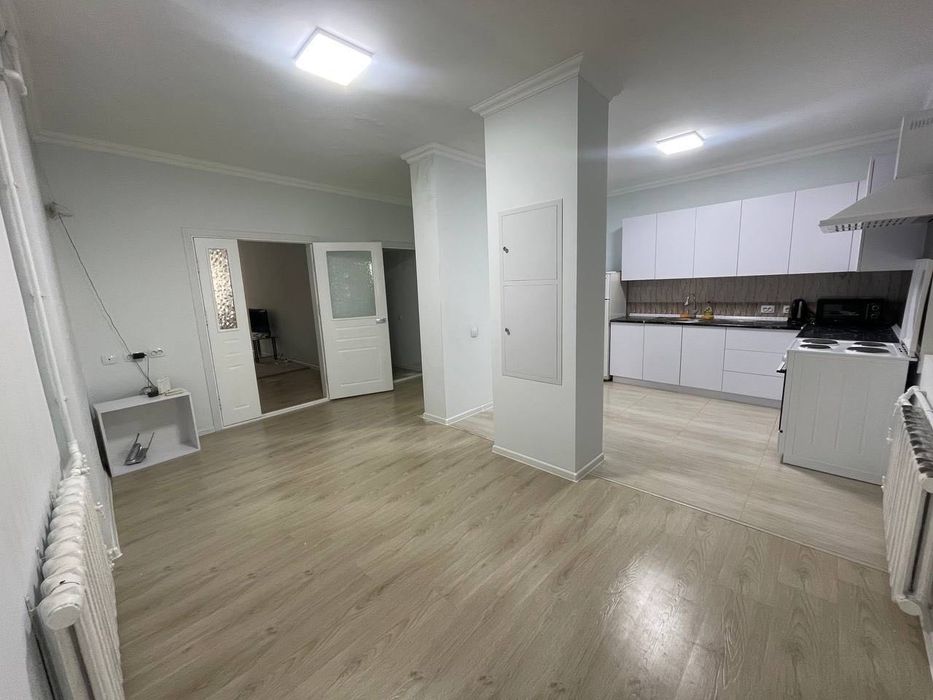 Продаю квартиру ул. Бабура 85 . в центре 3 комнаты,