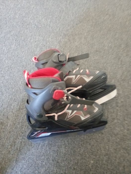 Patine ajustabile mărimea 35-38, folosite numai o dată.