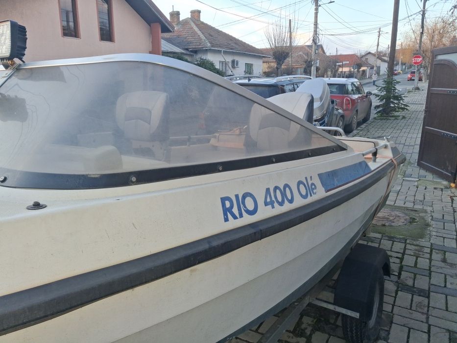 Barca Rio OLE 400 cu motor și peridoc