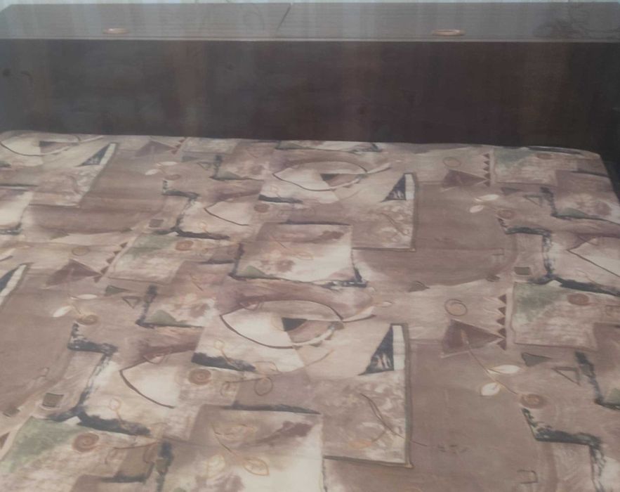 Спалнята с матрак и 2 нощни шкафчета