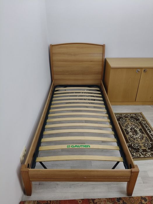 Кровать ИКЕА из дерева и шкаф мебель разную.