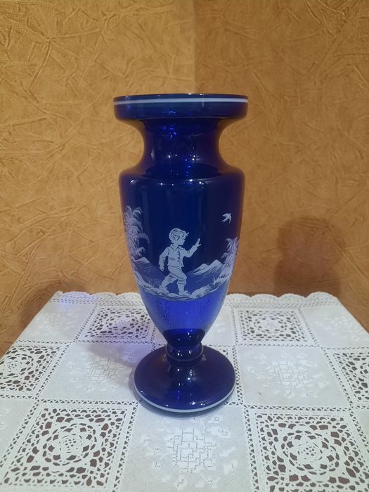 Коллекционная, винтажная ваза из кобальтового стекла в стиле «Mary Gre