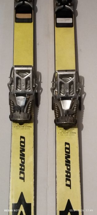 Vând  o  pereche  schiuri  adulți