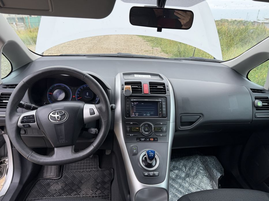 Vând Toyota Auris hibrid - 80000 km