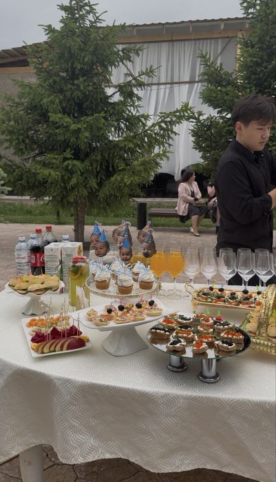 Закуски,фрукты в шоколаде,лимонады в кулерах