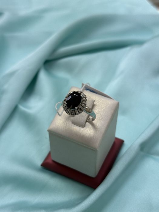 Золотое кольцо с бриллиантами и сапфиром