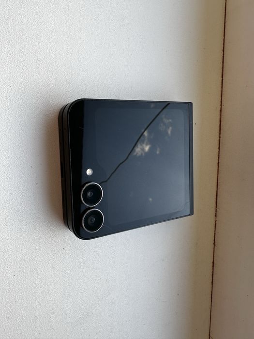 продается телефон самсунг Z flip 7 Fe