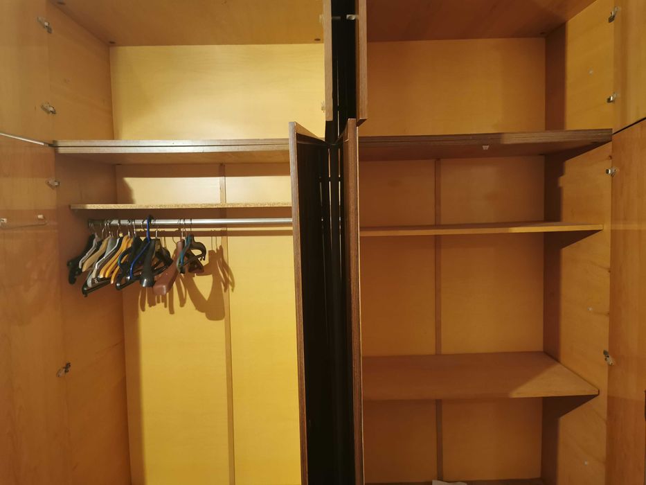 Запазен четирикрилен гардероб с надстройка