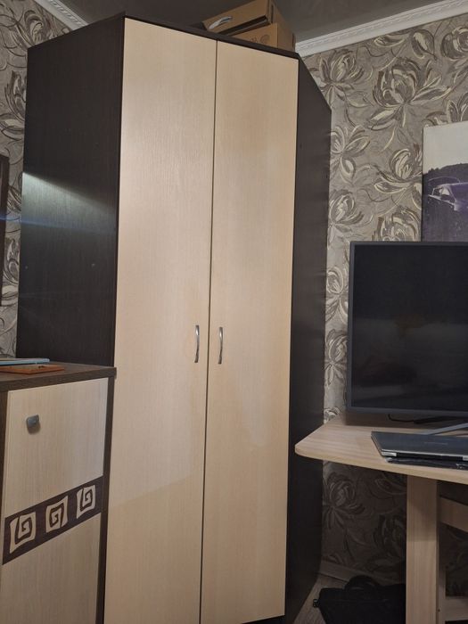 Продам угловой шифонер