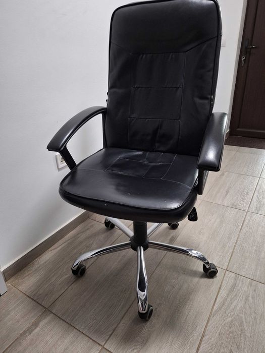 Scaun de  birou directorial, piele ecologica,  folosit