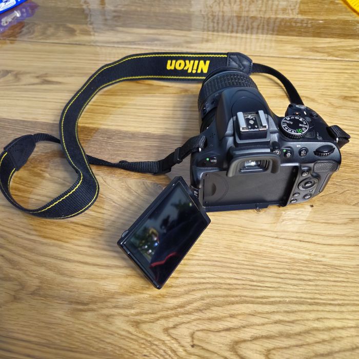 Aparat foto DSLR Nikon D5100 si blitz Yougnuo