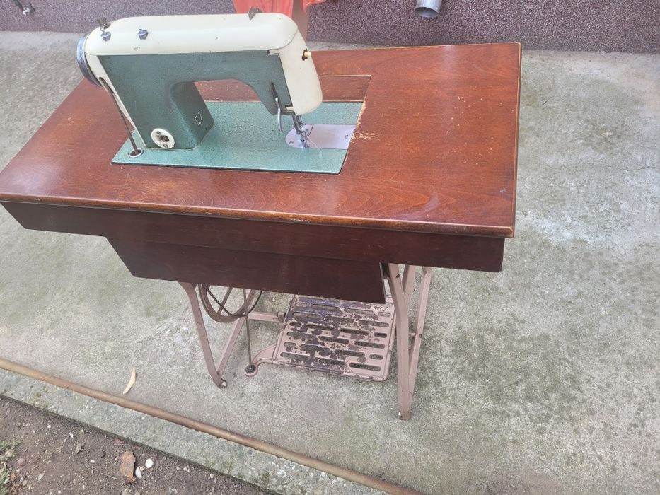 Masina de cusut manuala Ileana an 1973