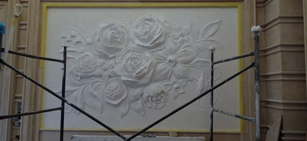 Художник  Барелиеф на стен