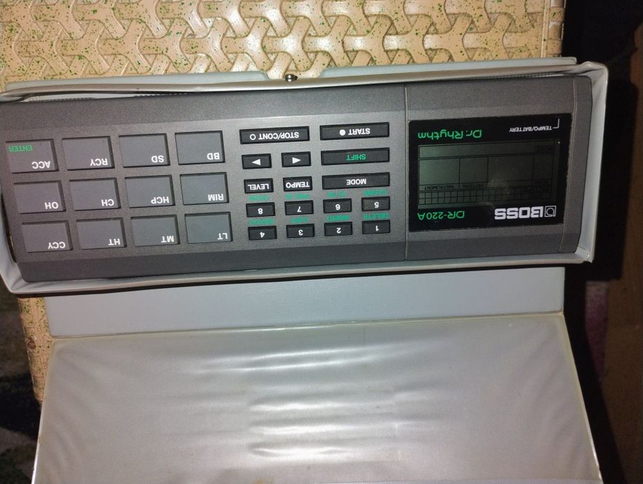 Vând/schimb Mașina de ritm BOSS DR 220A
