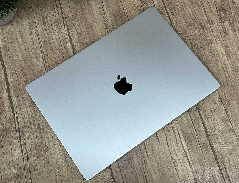как новый MacBook Pro 16 M2Pro / 32Gb / 512Gb Silver
